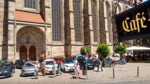 Elektroautos vor dem Dinkelsbühler St. Georgs Münster